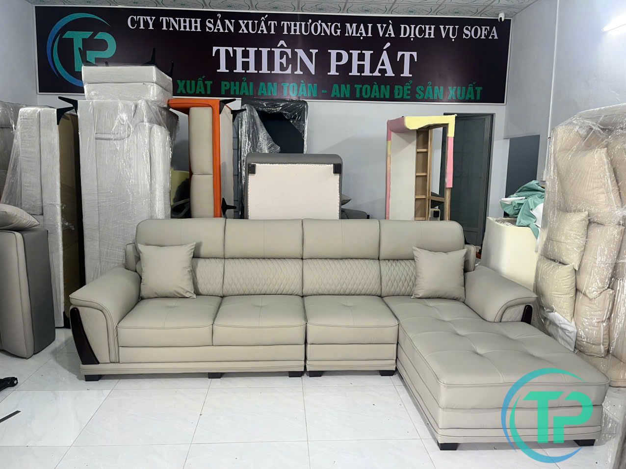 xuong-san-xuat-sofa-gia-re-tphcm-1