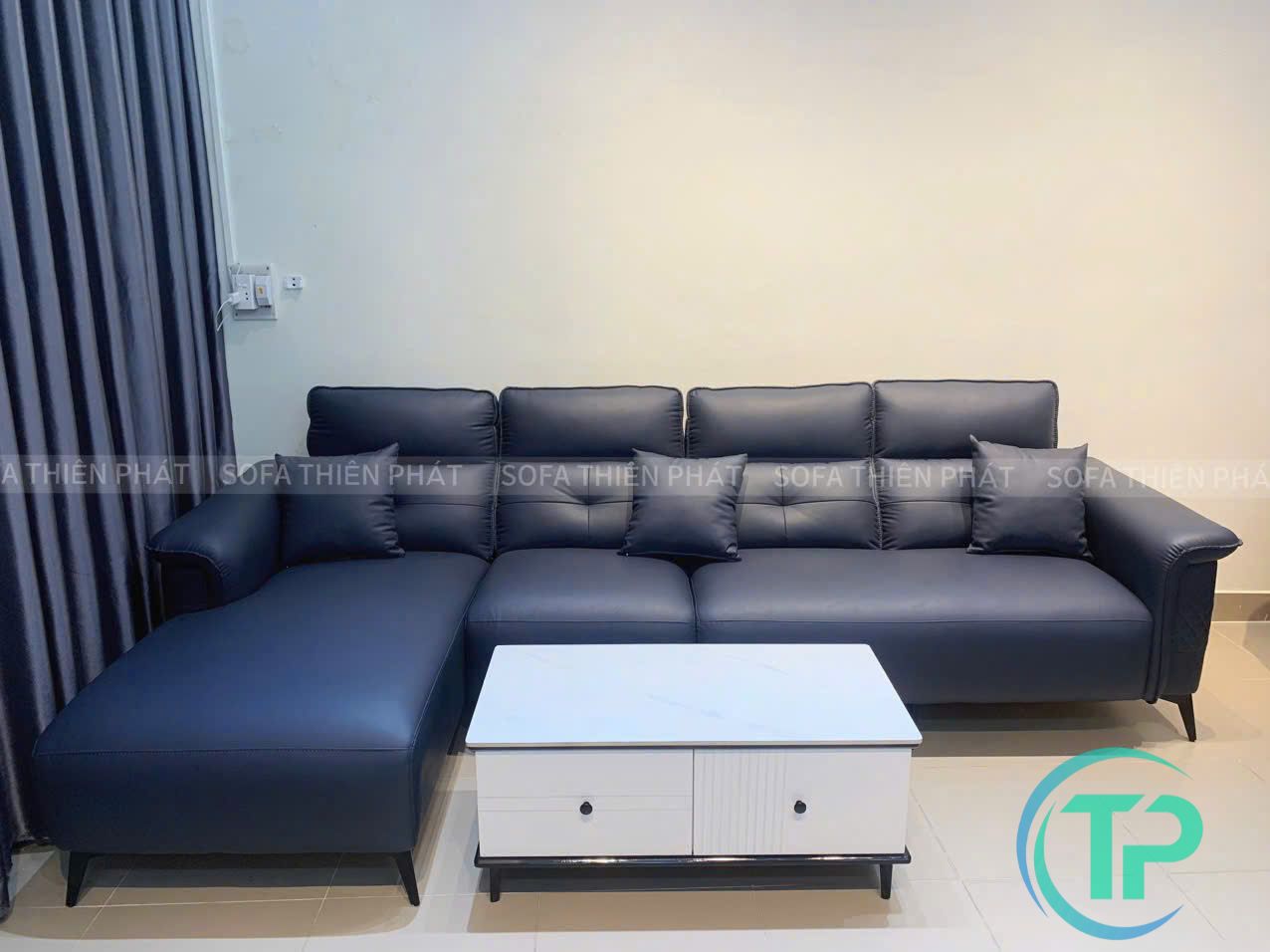 xuong-san-xuat-ghe-sofa-da-cong-nghiep-voi-quy-trinh-chuyen-nghiep-tu-khung-go-den-hoan-thien